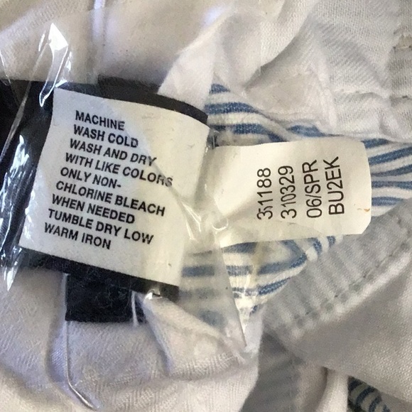 Gap Original stretch almost vintage blue and white seersucker capris. Size 6. - Picture 7 of 7